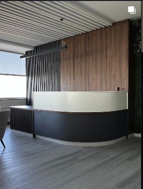 Receção em madeira e metal - Ambientes Interiores