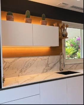 Cozinha com mármore e iluminação - Ambientes Interiores