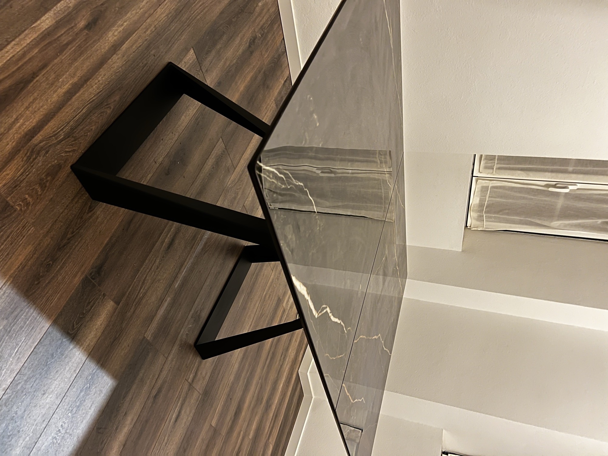 Mesa de jantar em mármore preto