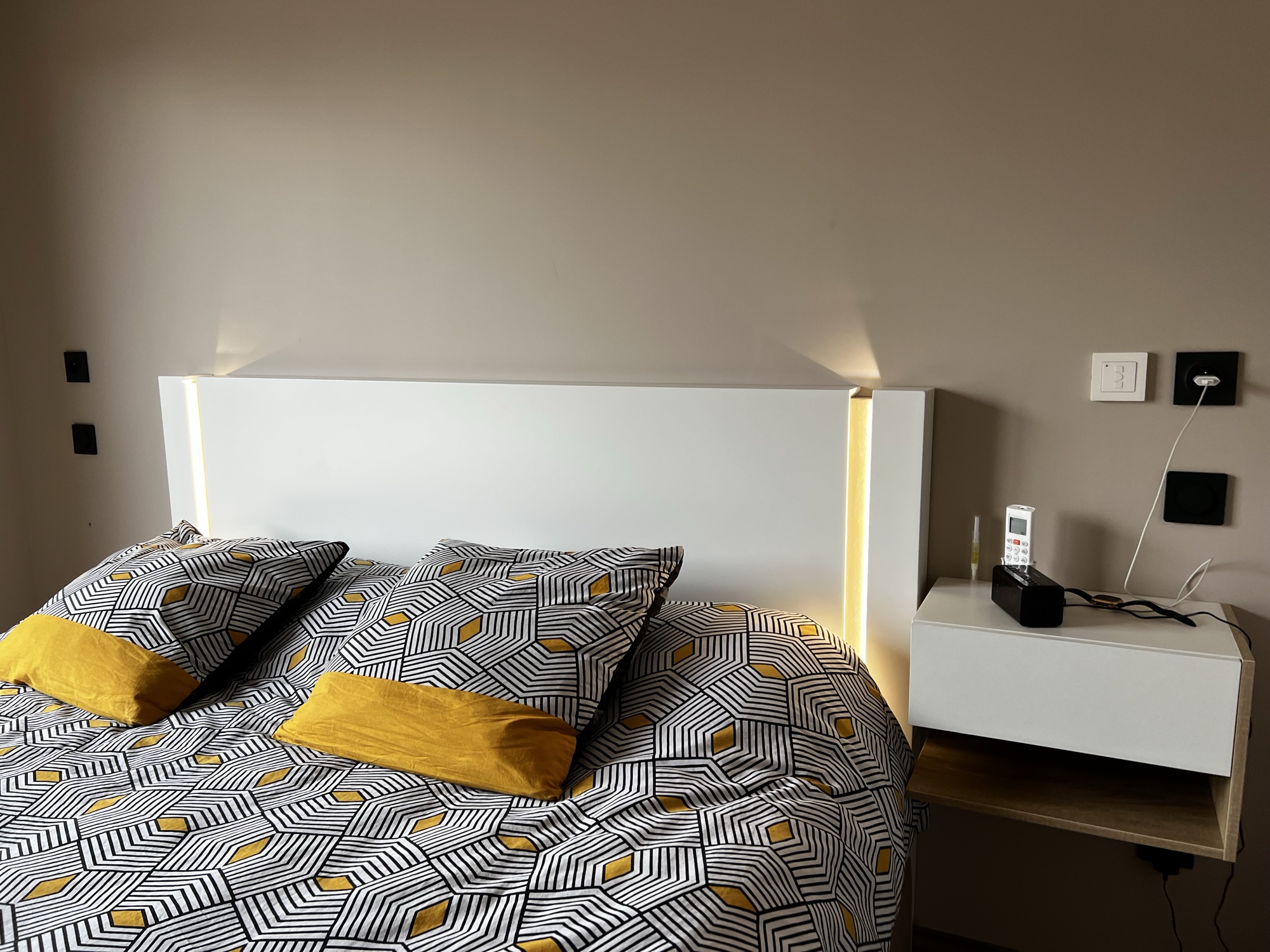 Cabeceira branca com luz indireta amarela