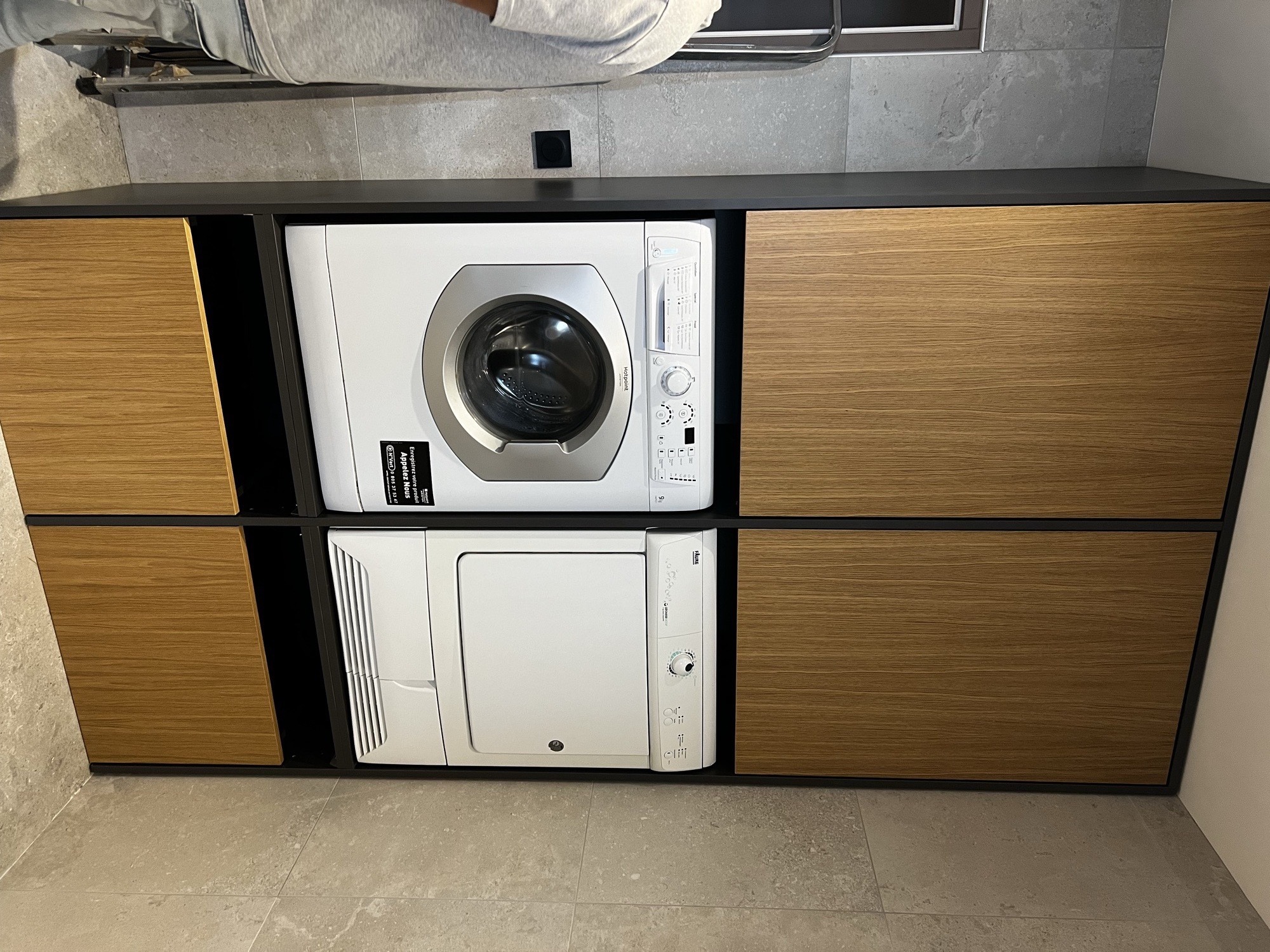 Armário de lavandaria com máquinas embutidas
