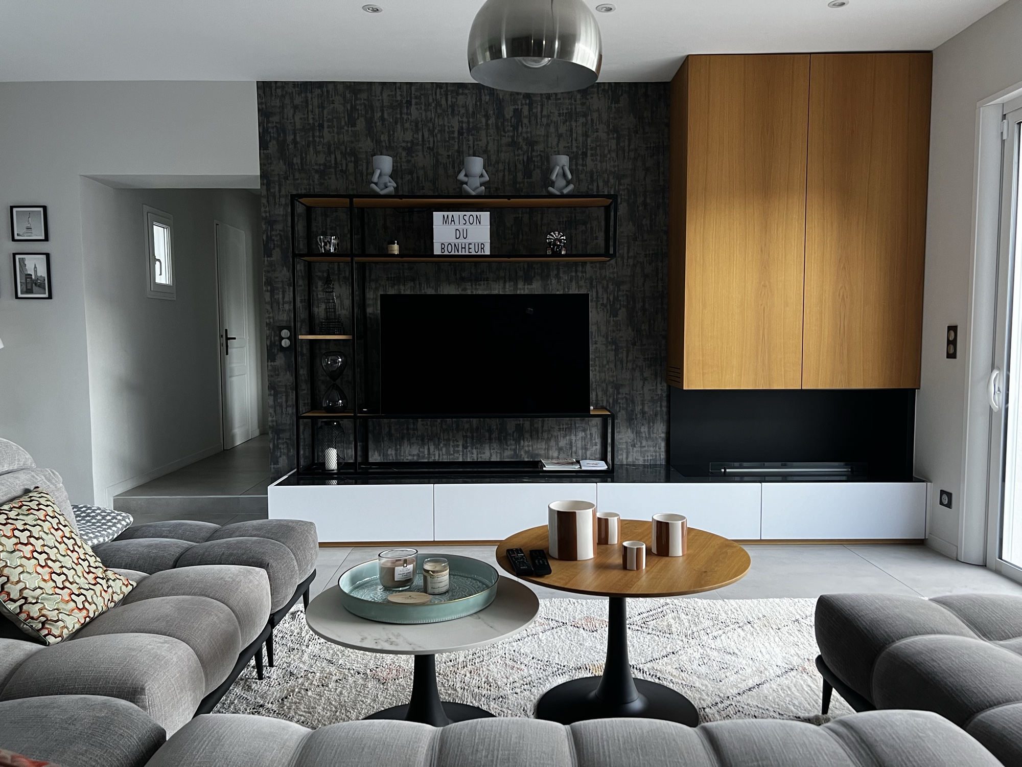 Sala de estar com móvel de TV e estante