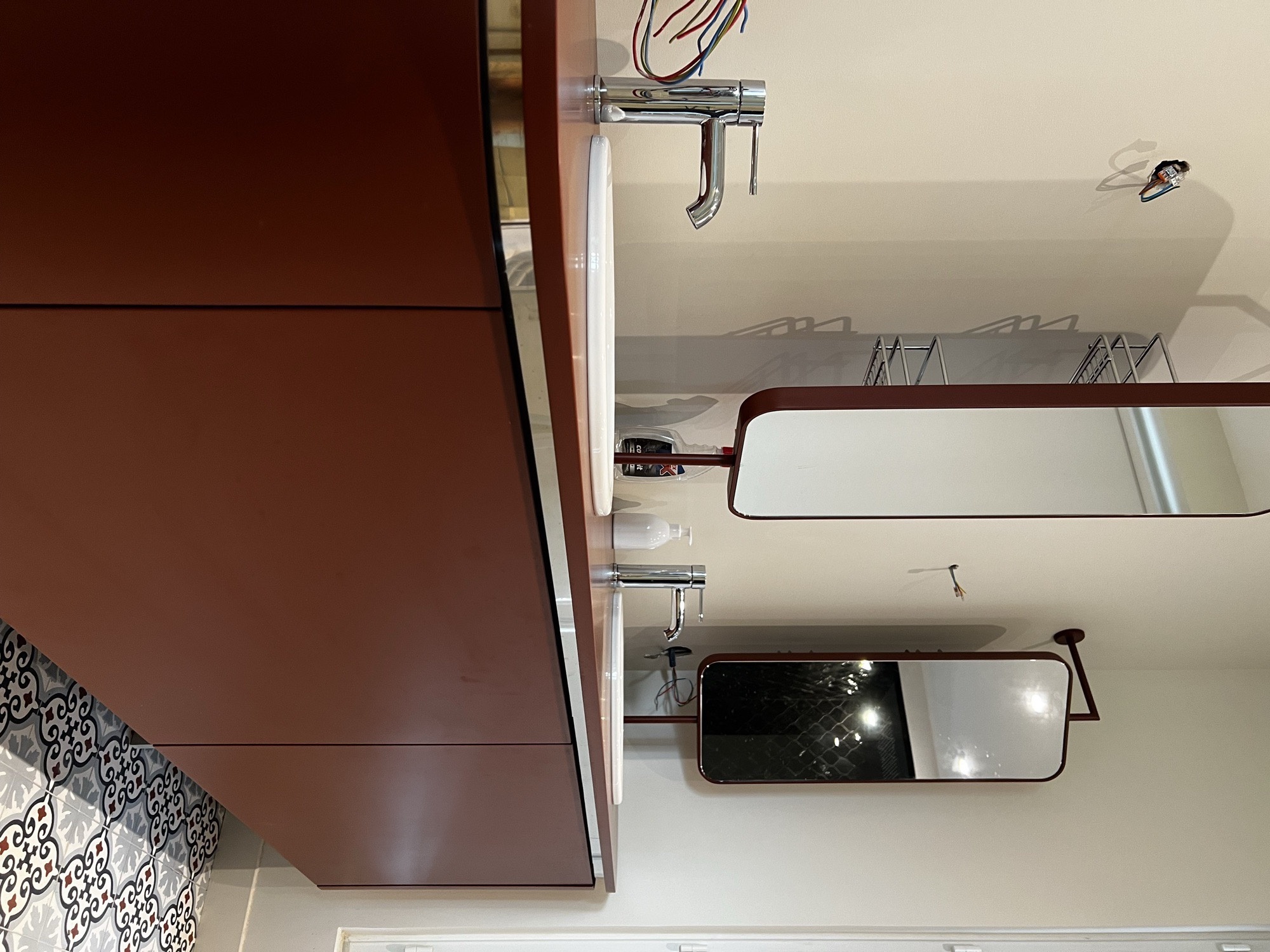 Móvel de lavatório com cuba e acessórios