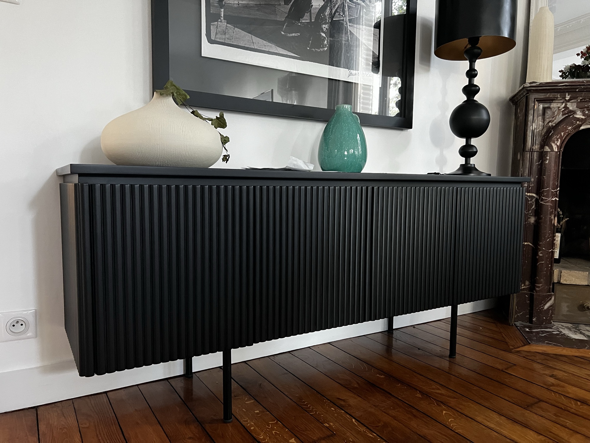 Aparador canelado preto com vasos decorativos