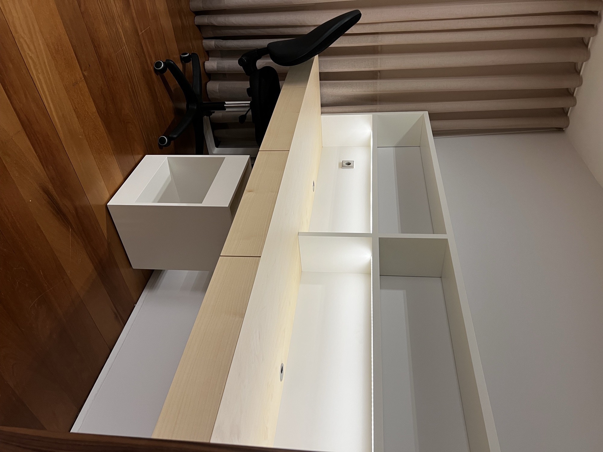 Secretária branca integrada sob escada