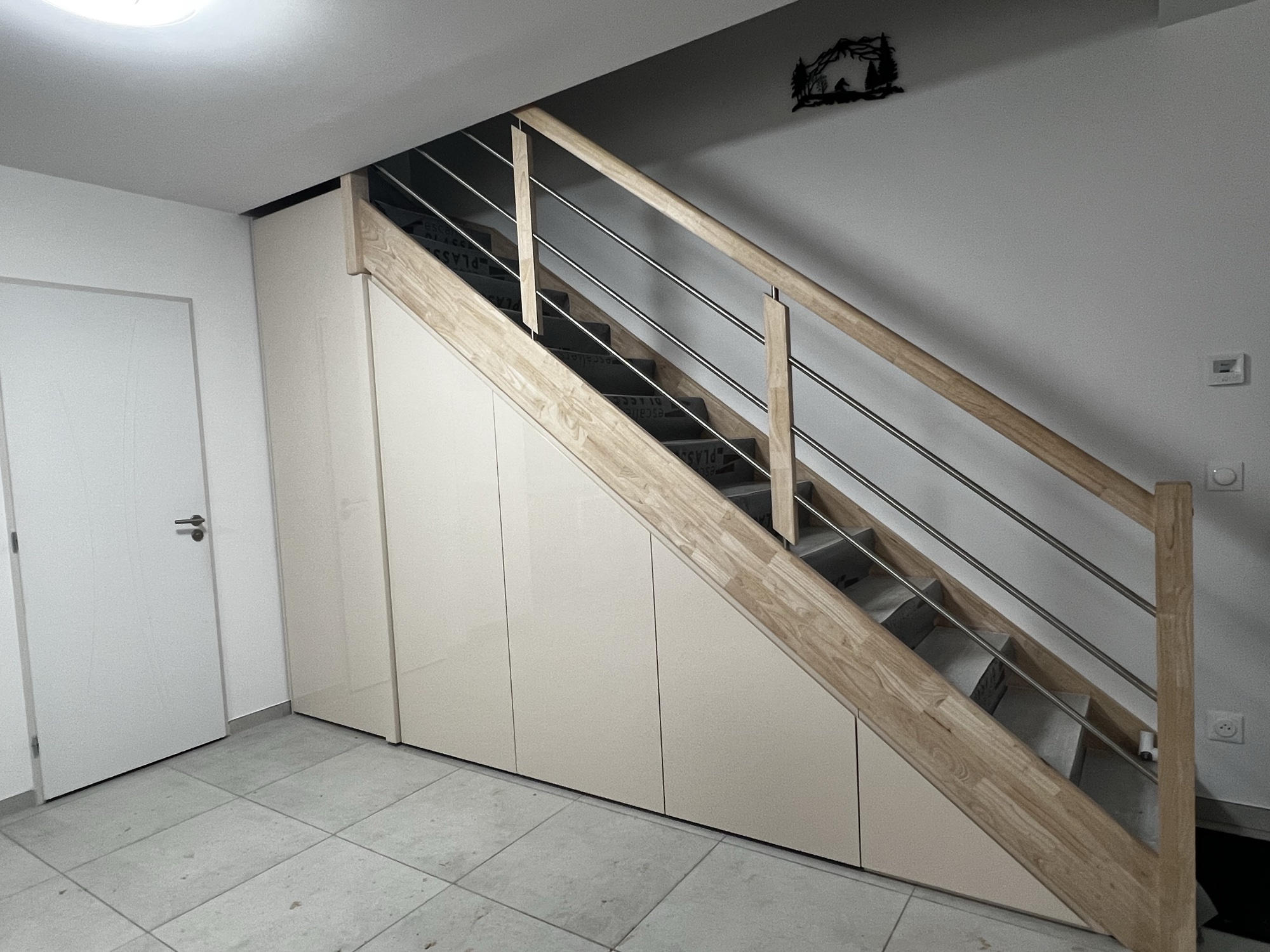 Armário sob escada em tons creme