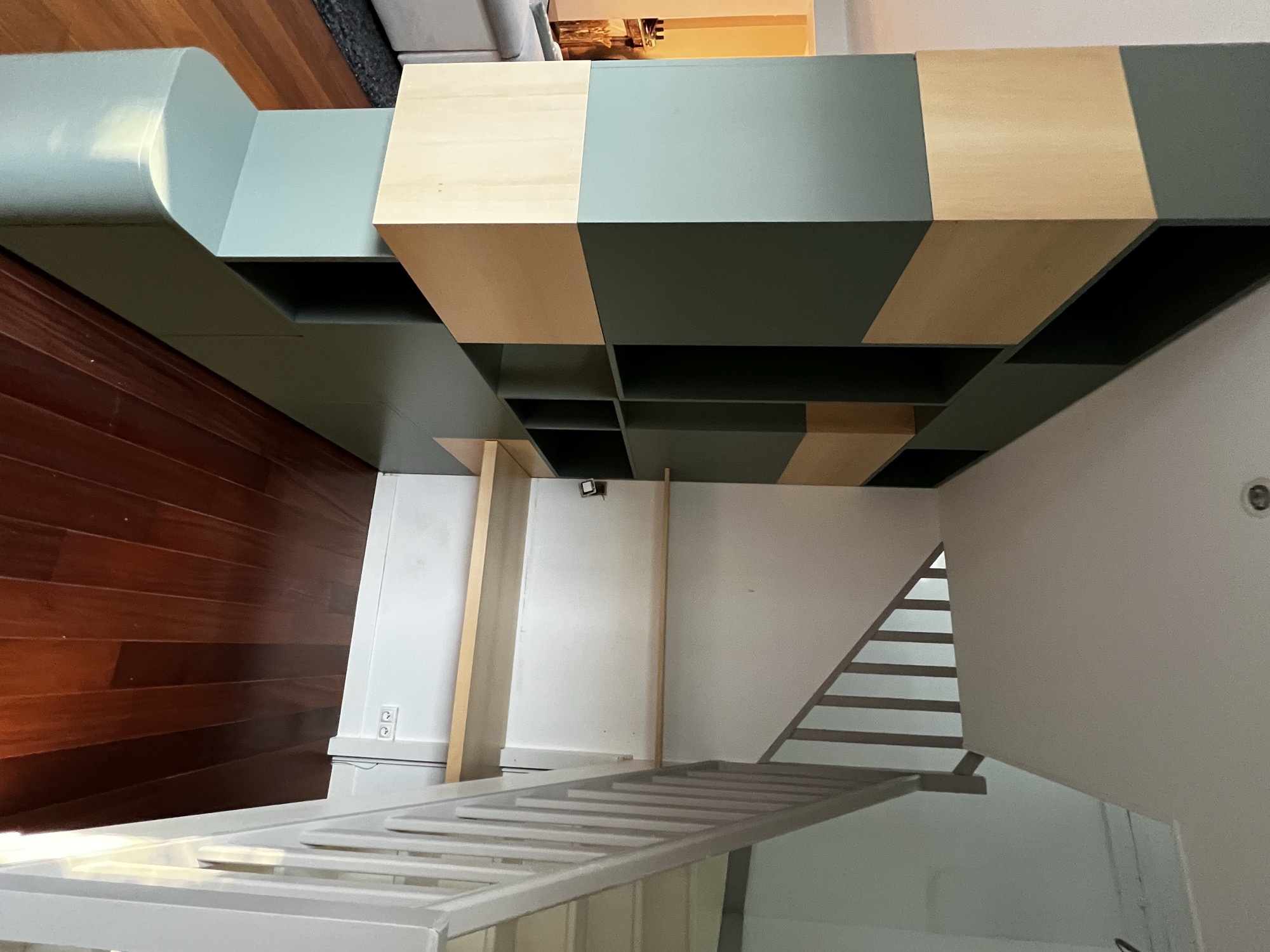 Estante modular colorida junto a escada