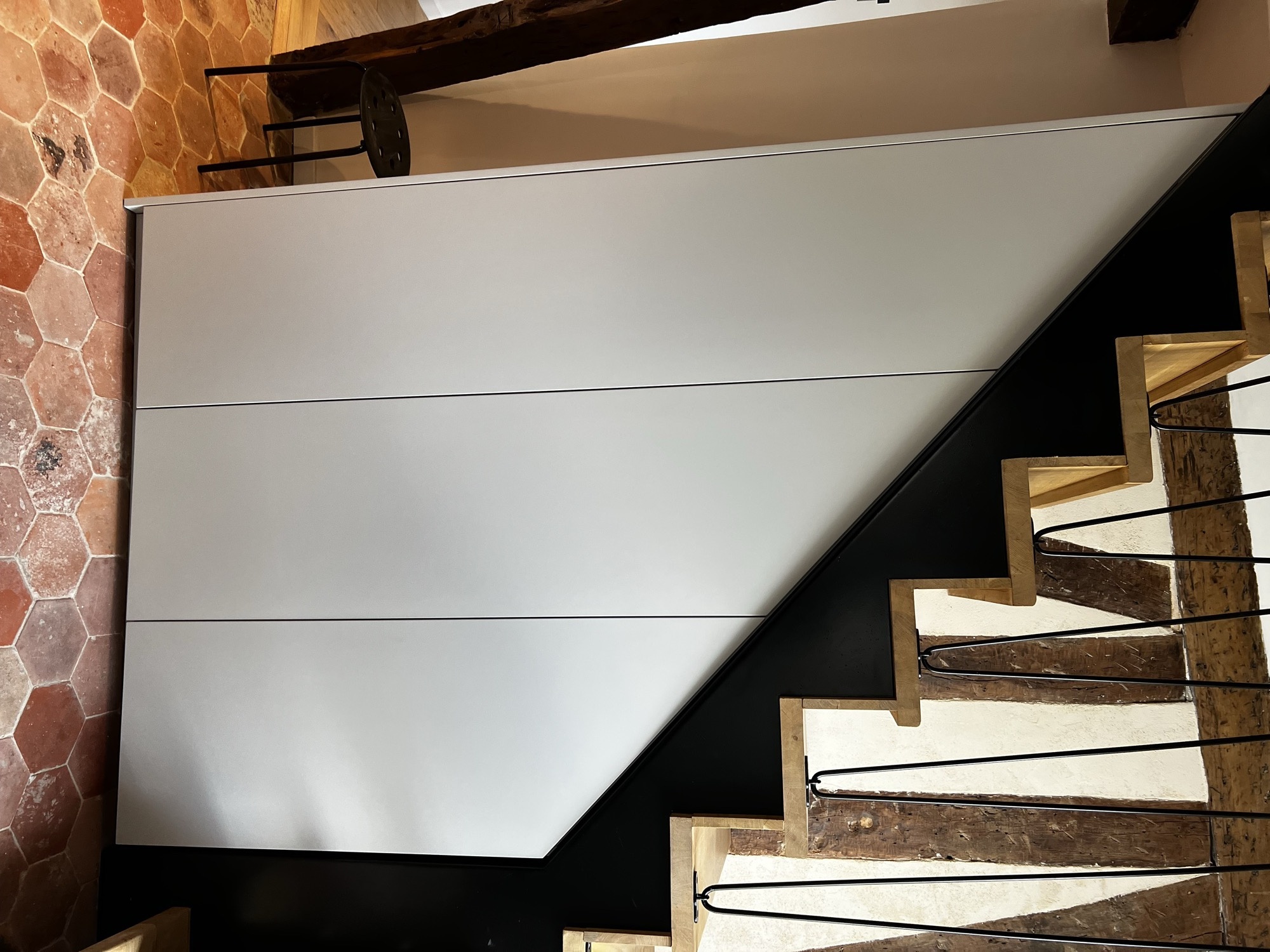 Arrumação branca sob escada rústica