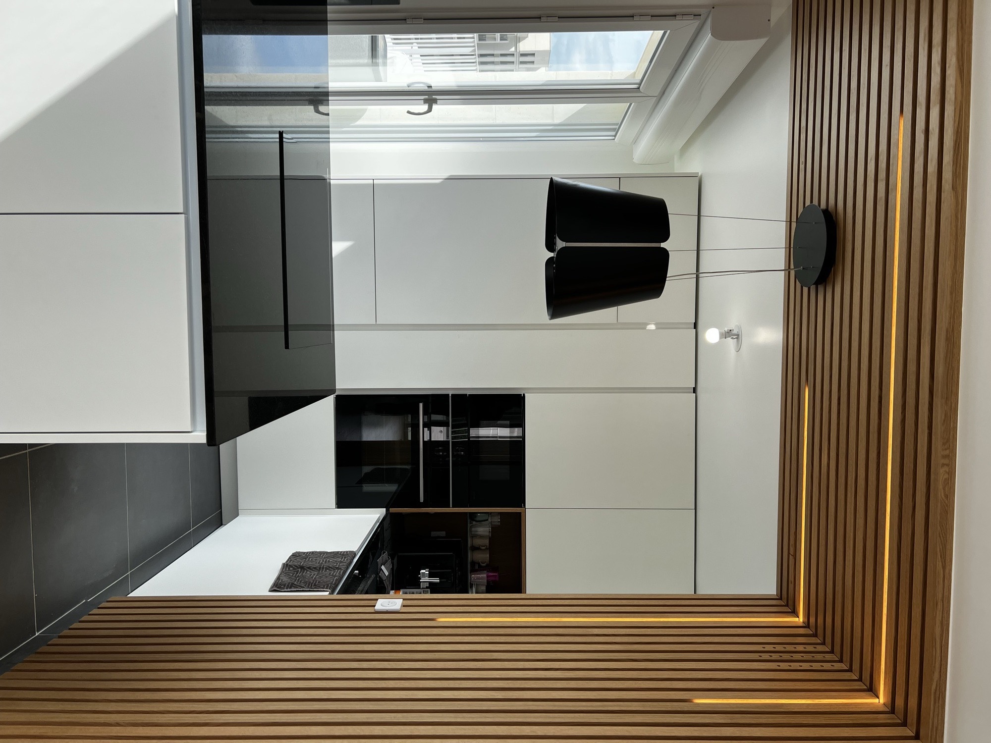 Cozinha moderna com painel ripado em madeira