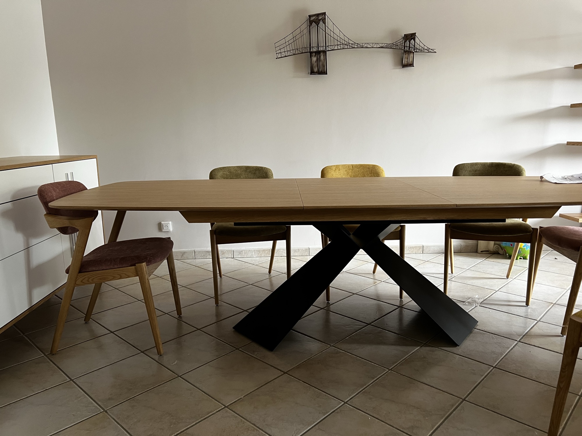 Mesa de jantar em madeira com pé central