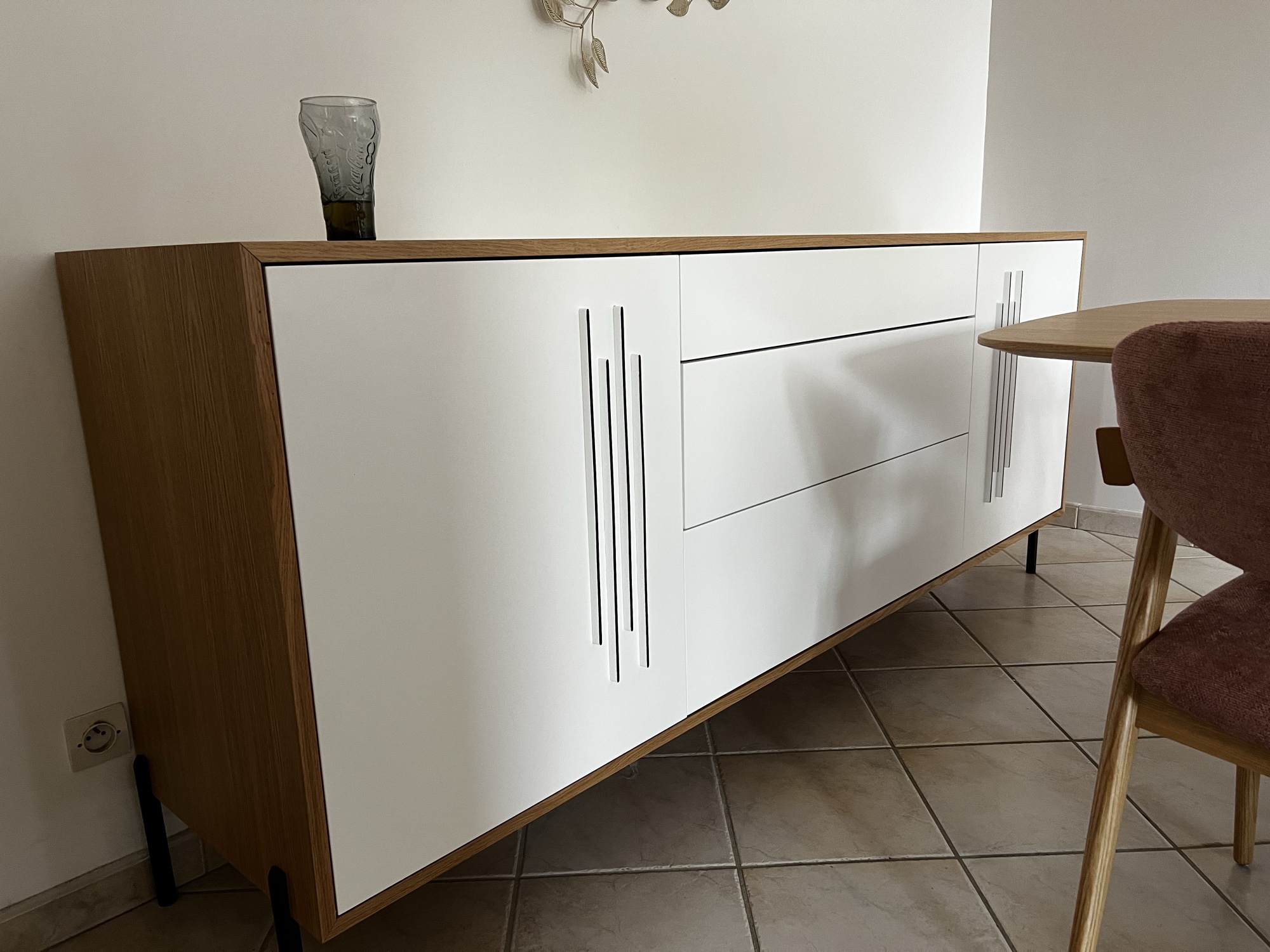 Aparador branco e madeira com puxadores metálicos