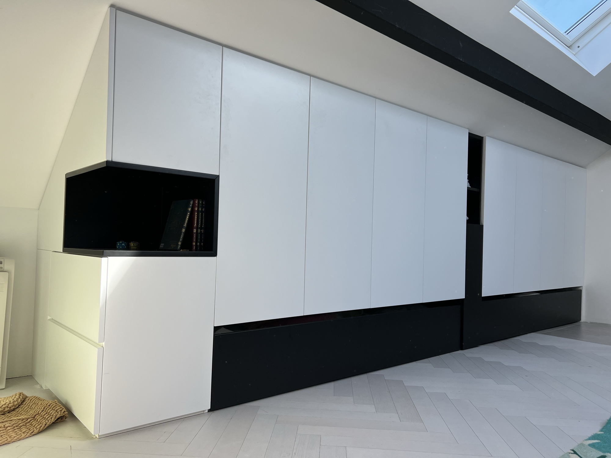 Armário branco e preto em sótão