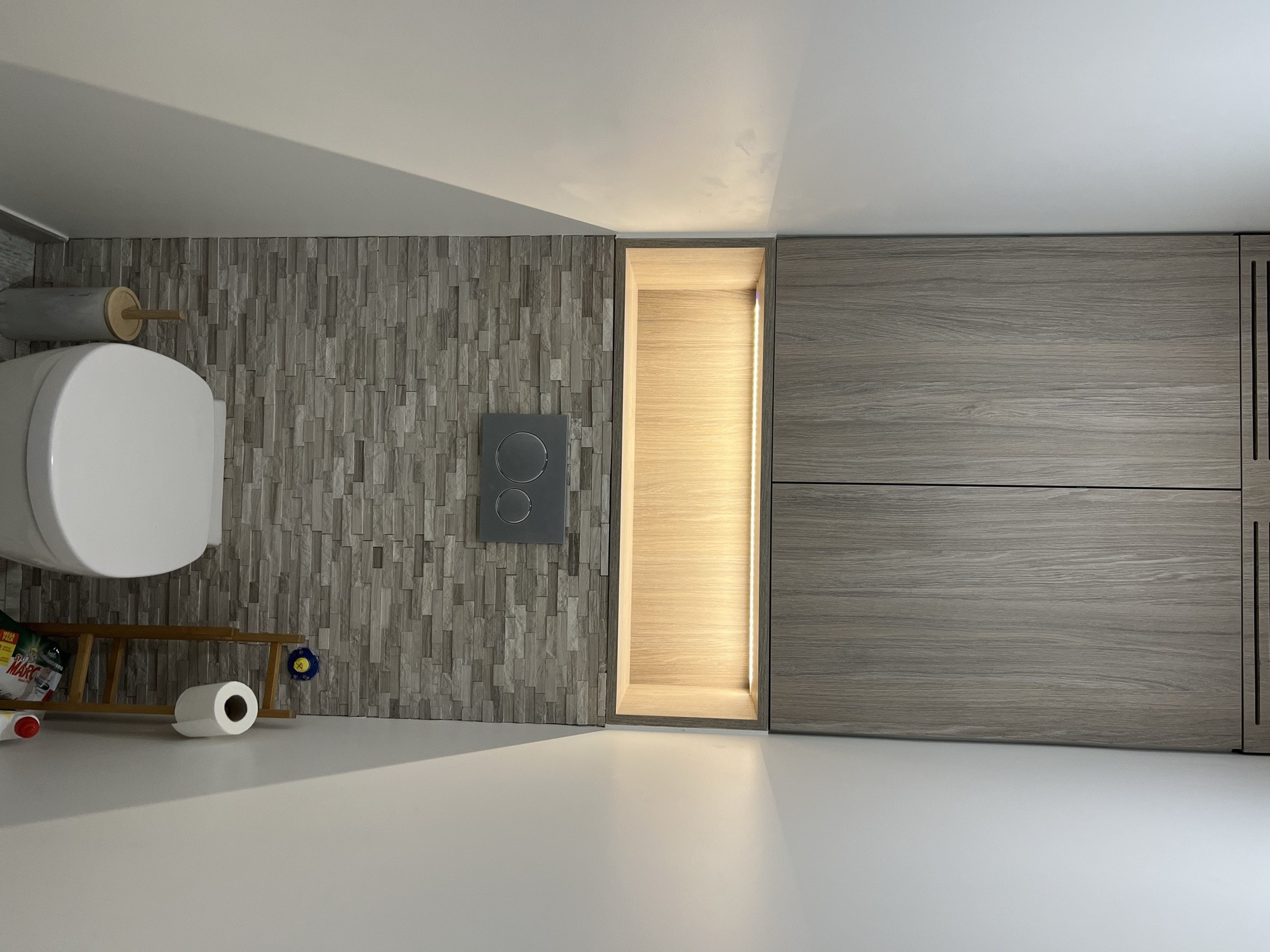 Casa de banho de serviço com pedra cinzenta