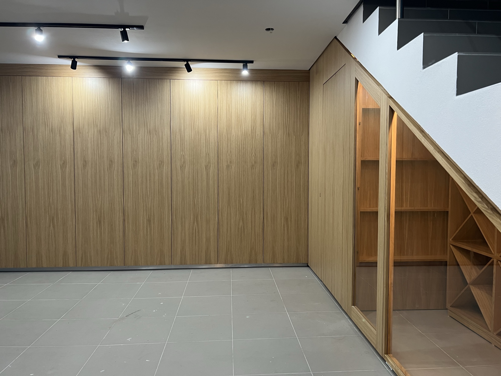 Espaço comercial com painéis em madeira