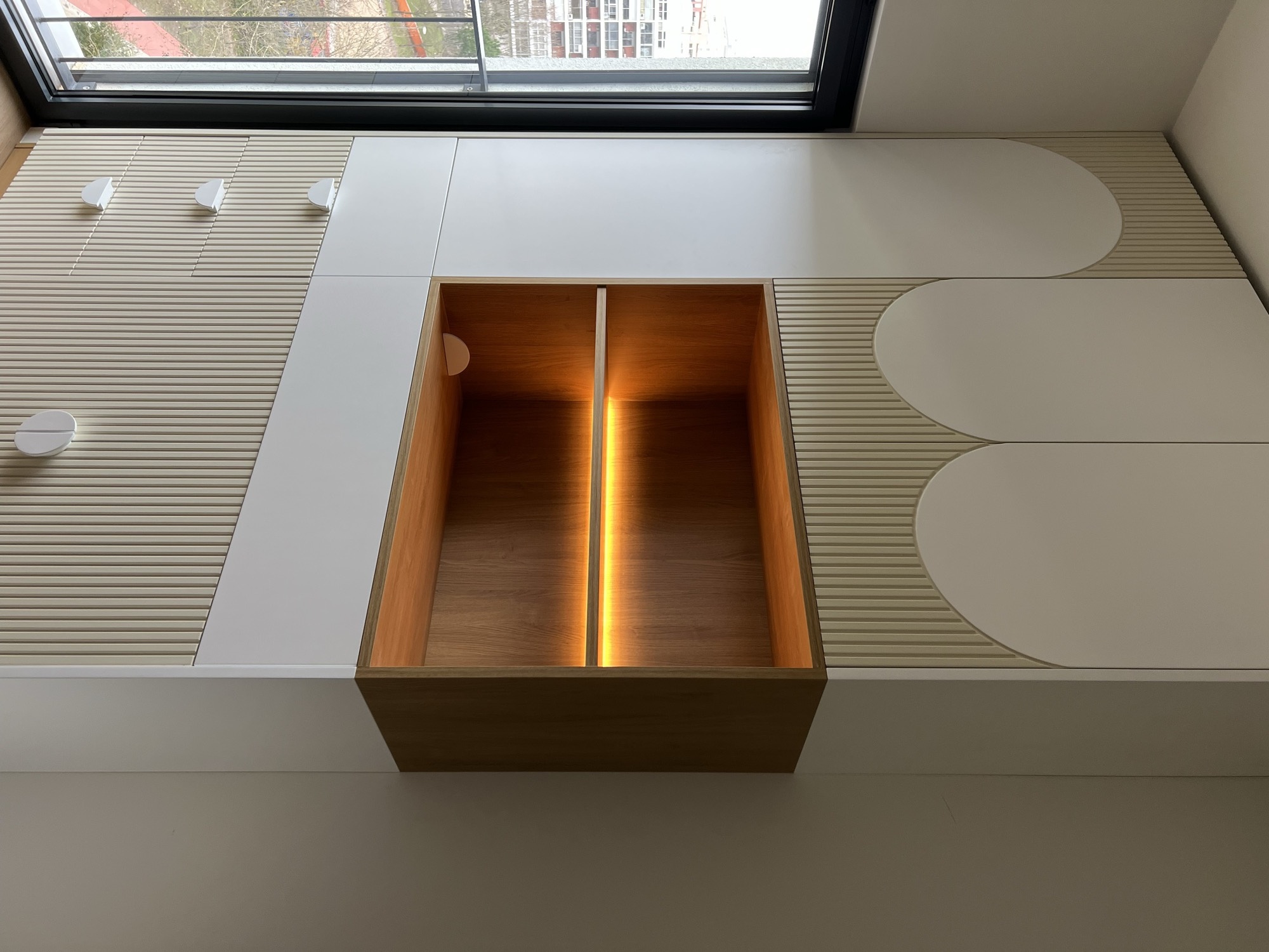 Nicho iluminado em madeira com painéis ripados