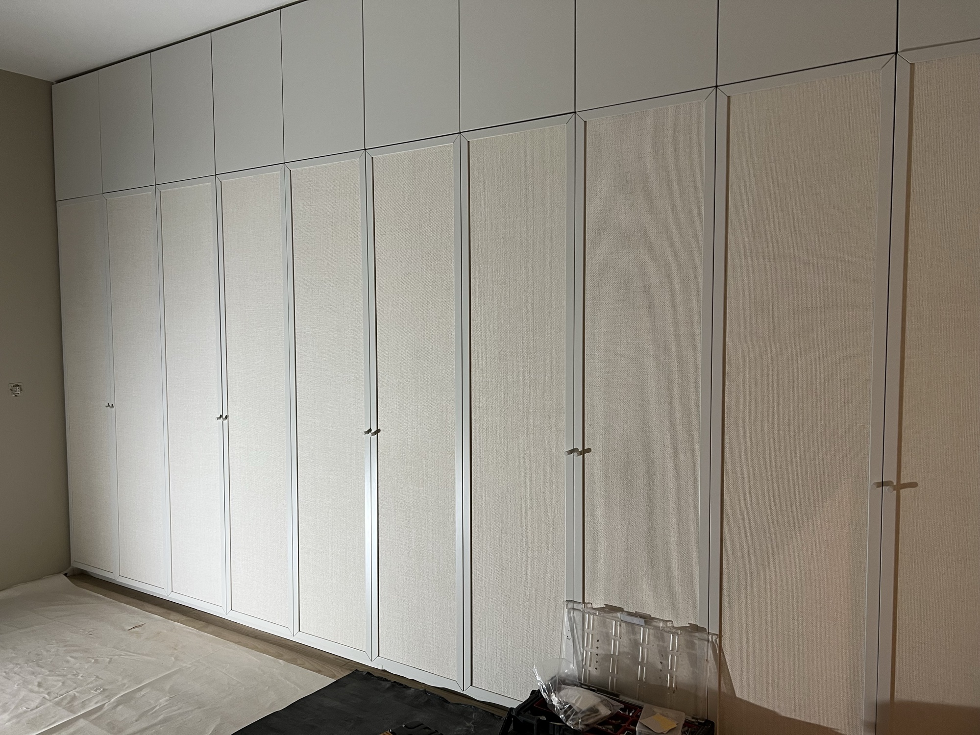 Roupeiro branco de portas batentes em tecido