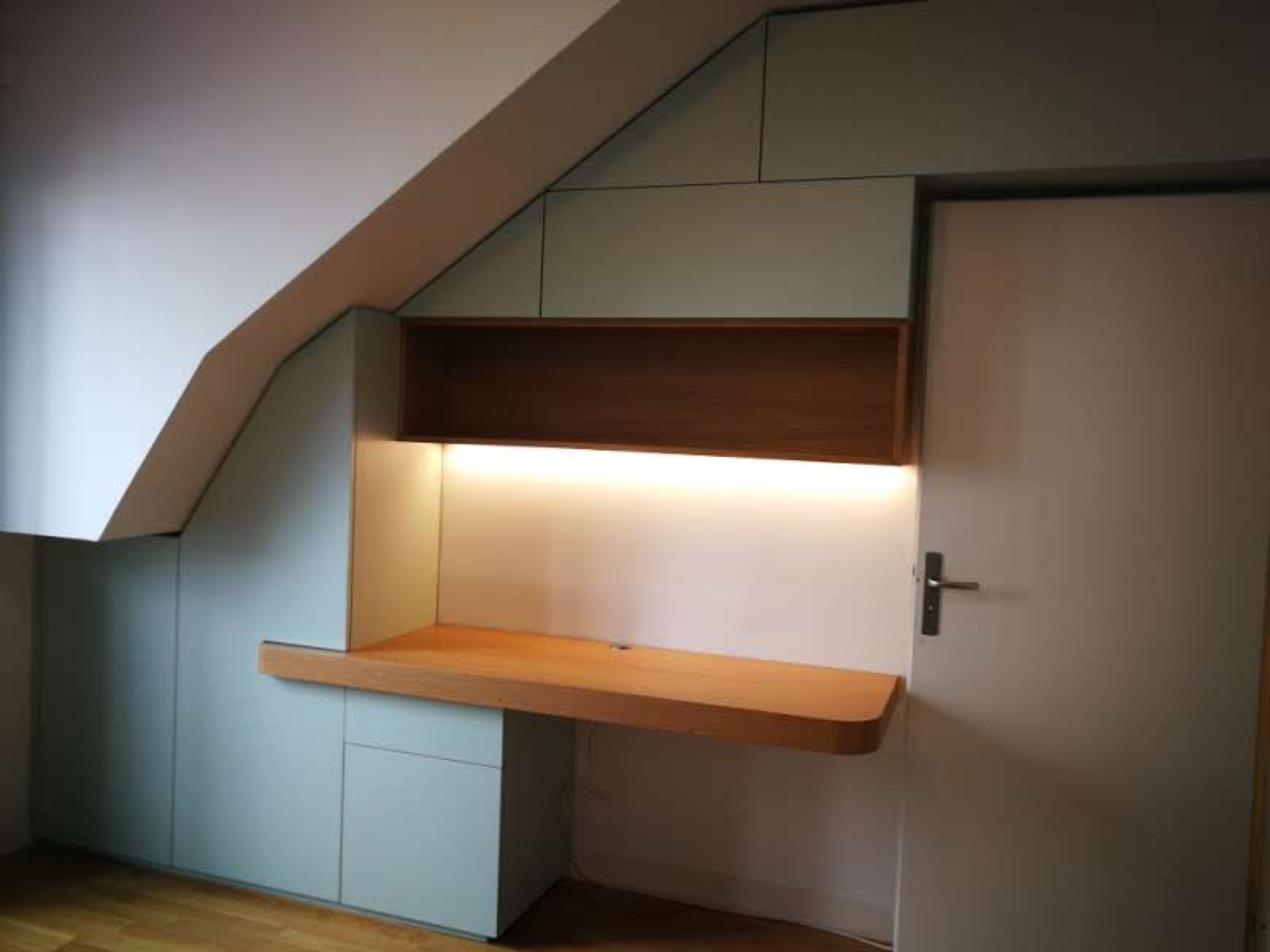 Secretária sob mansarda com armários verdes