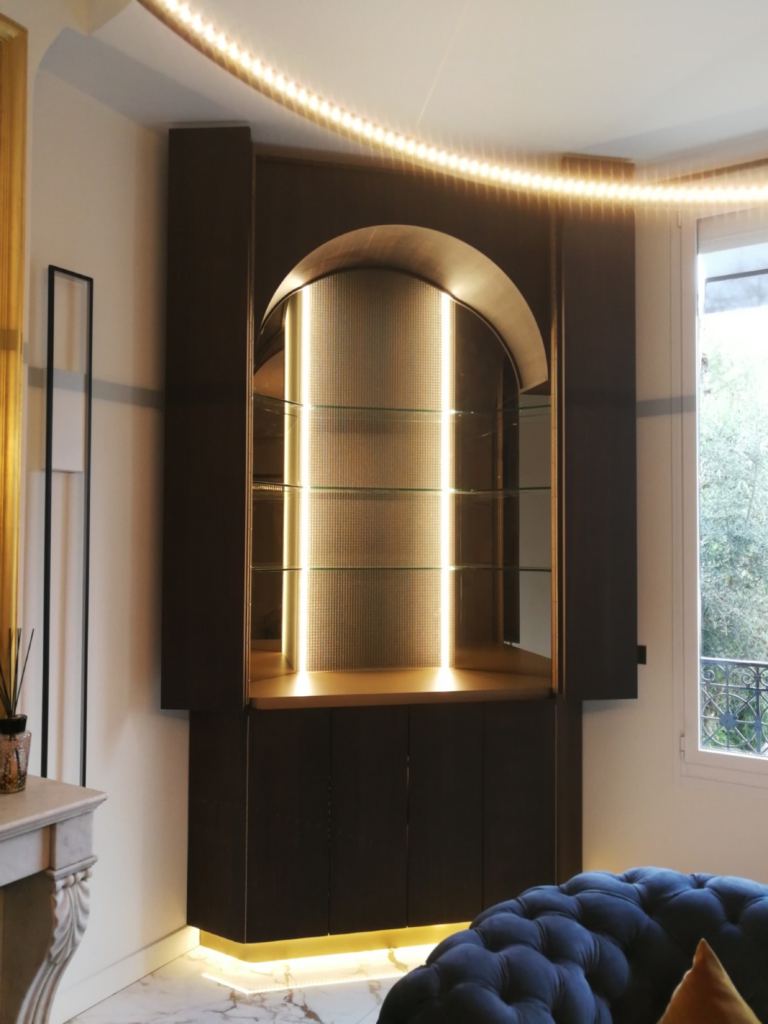 Vitrine escura arqueada com iluminação dourada