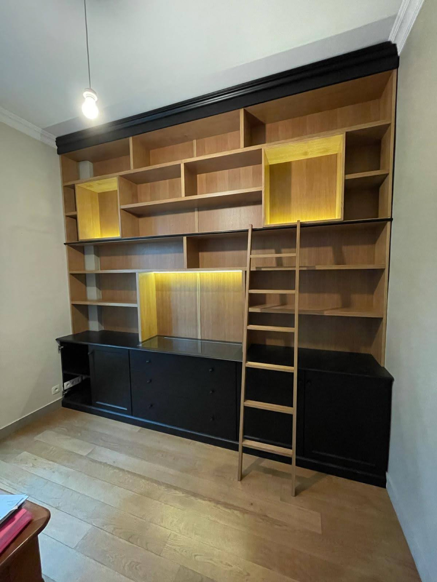 Estante preta com escada em biblioteca