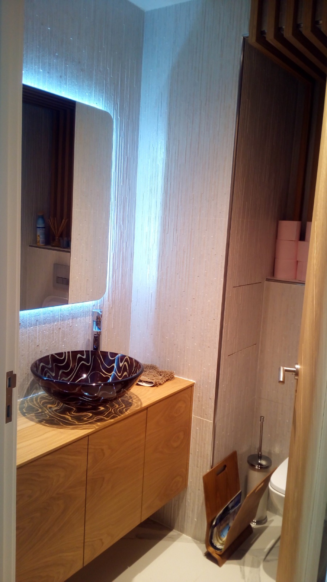 Casa de banho com móvel suspenso em madeira