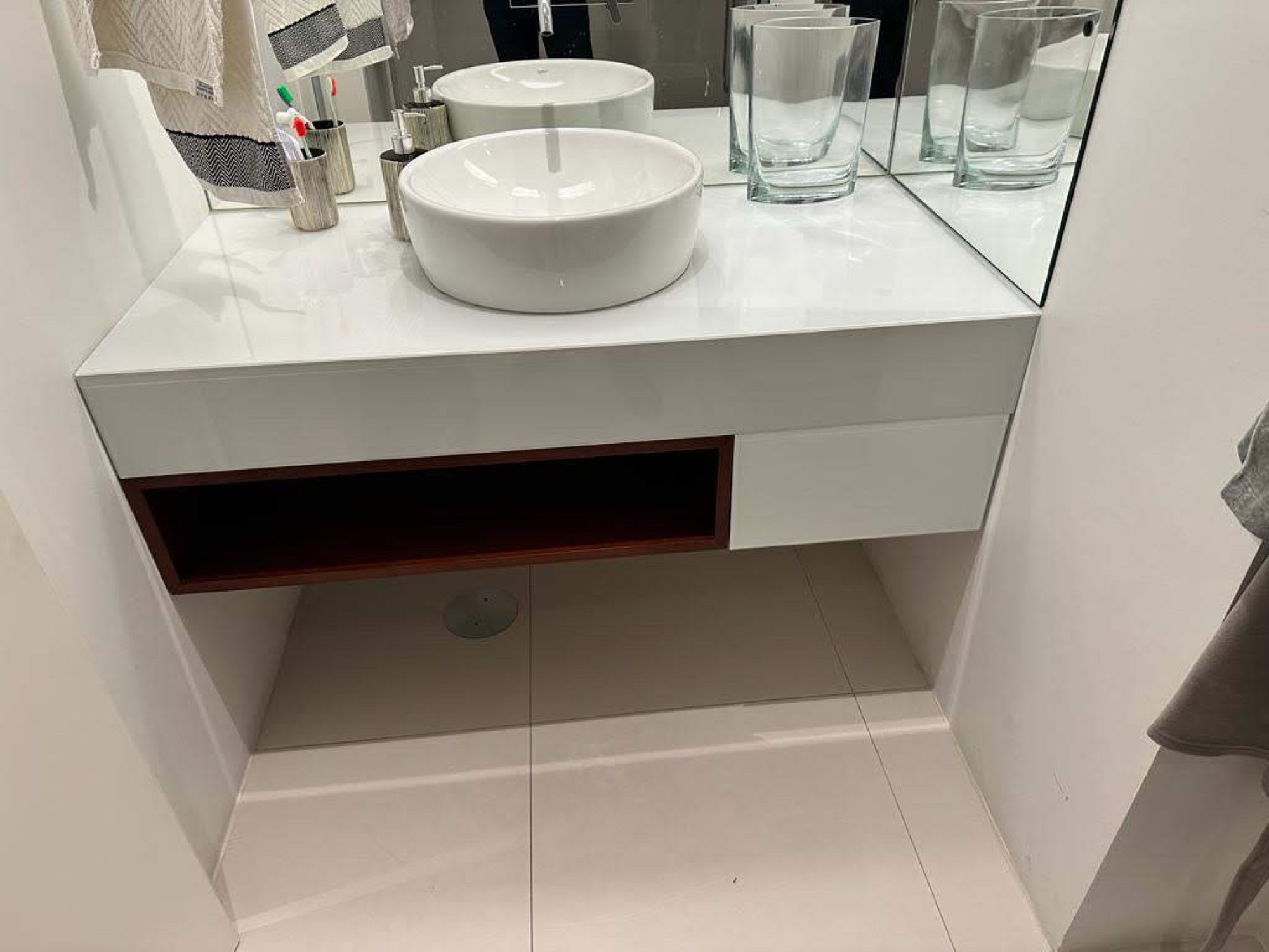 Móvel branco de casa de banho com gaveta