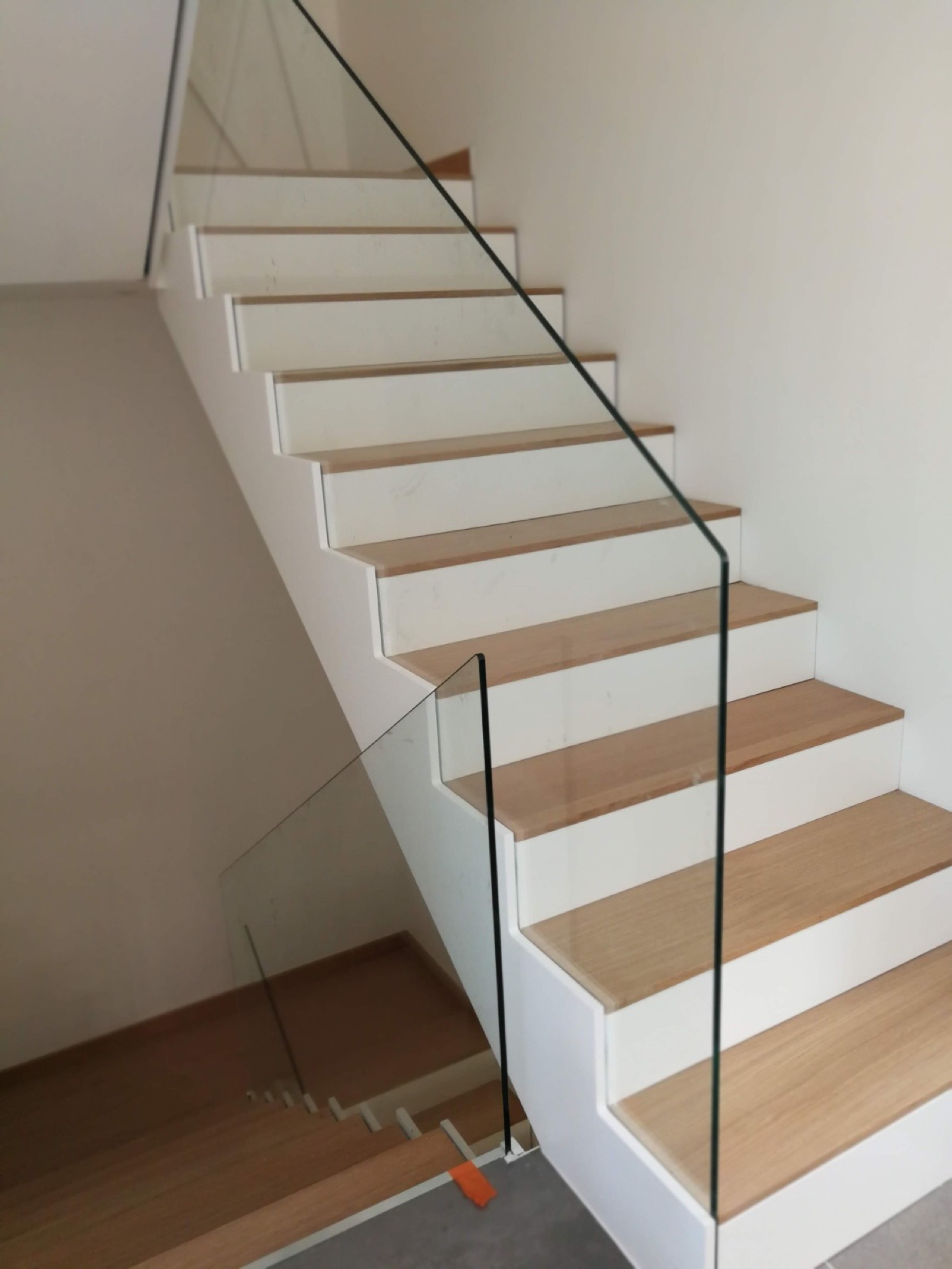 Escadas em madeira com corrimão em vidro