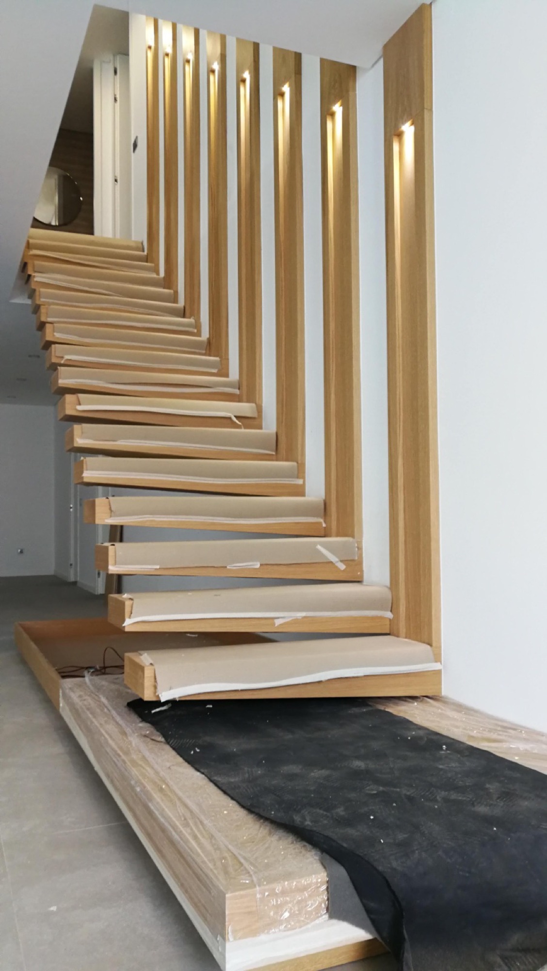 Escadas suspensas em madeira com ripado vertical