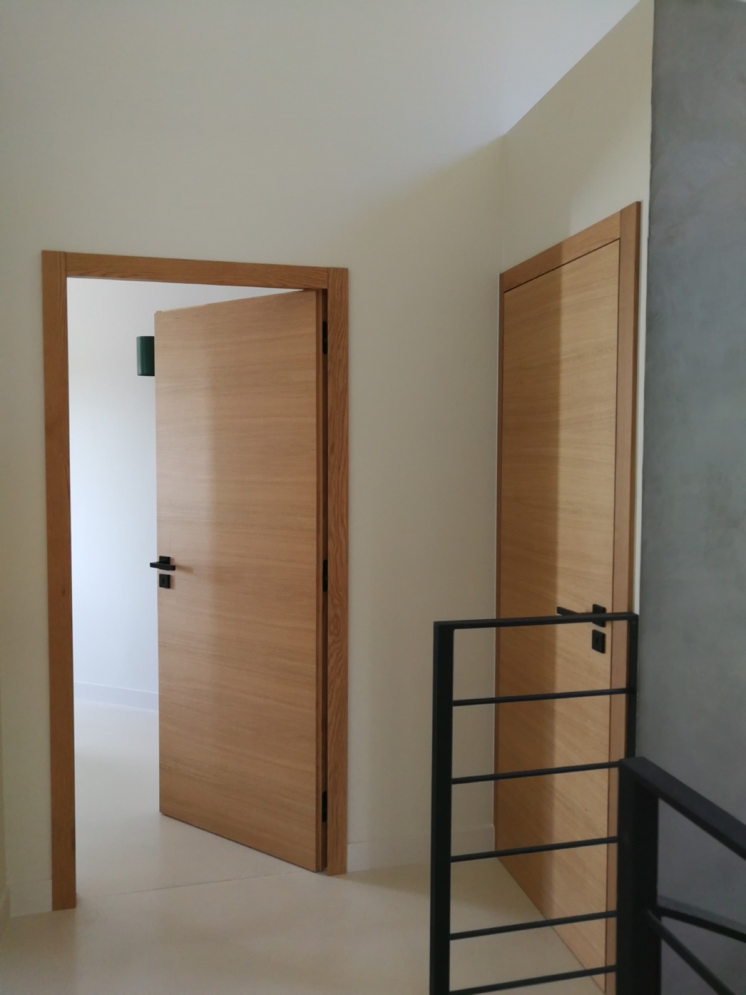 Portas em madeira com aros e puxadores pretos