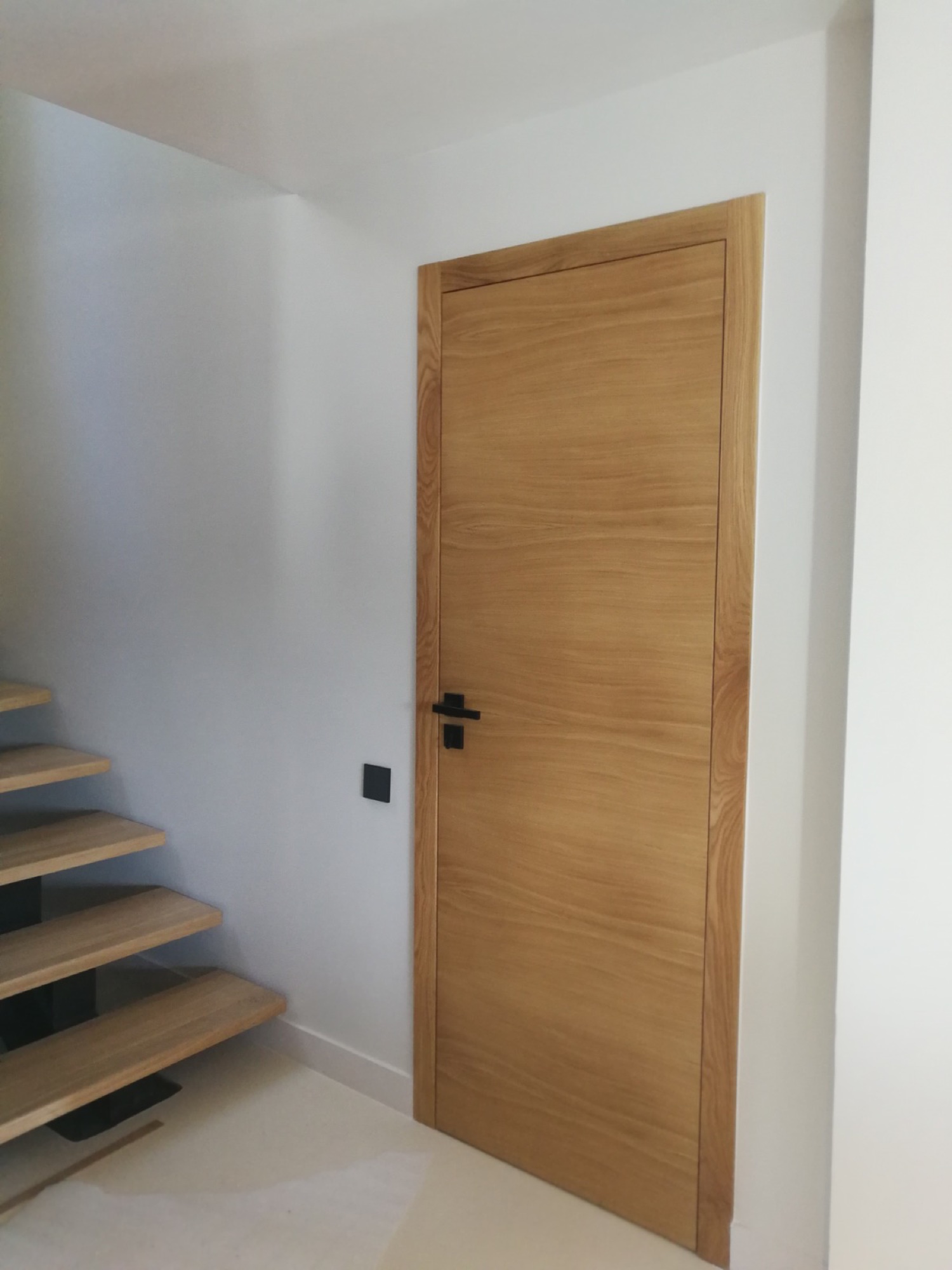 Porta interior em madeira com escadas adjacentes