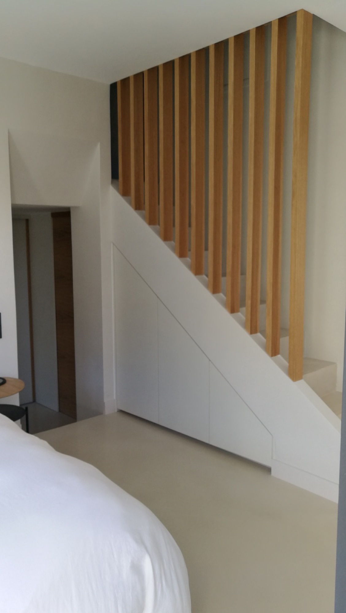 Escadas com guarda em ripado vertical de madeira