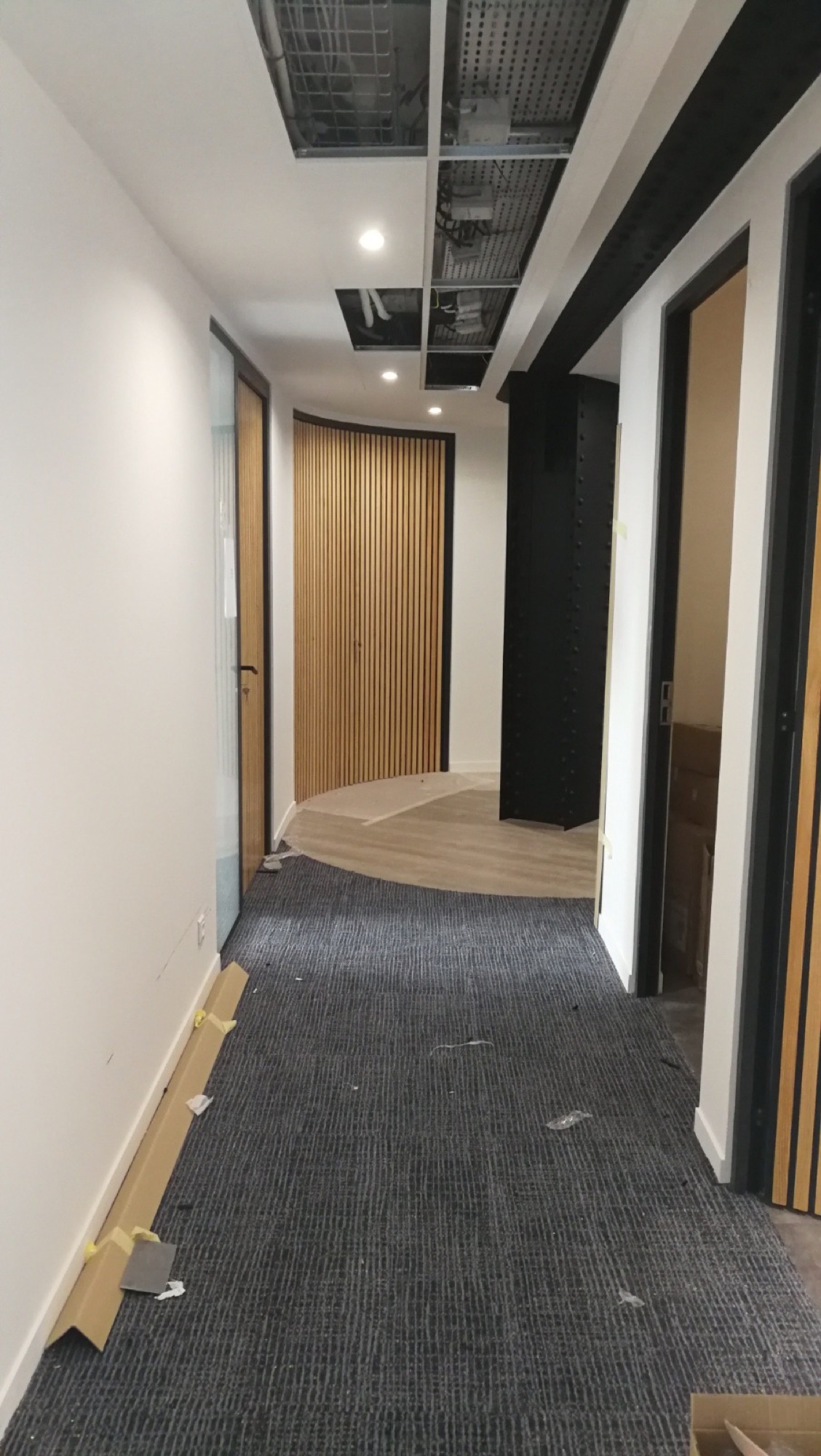 Corredor de escritório em obra com ripado