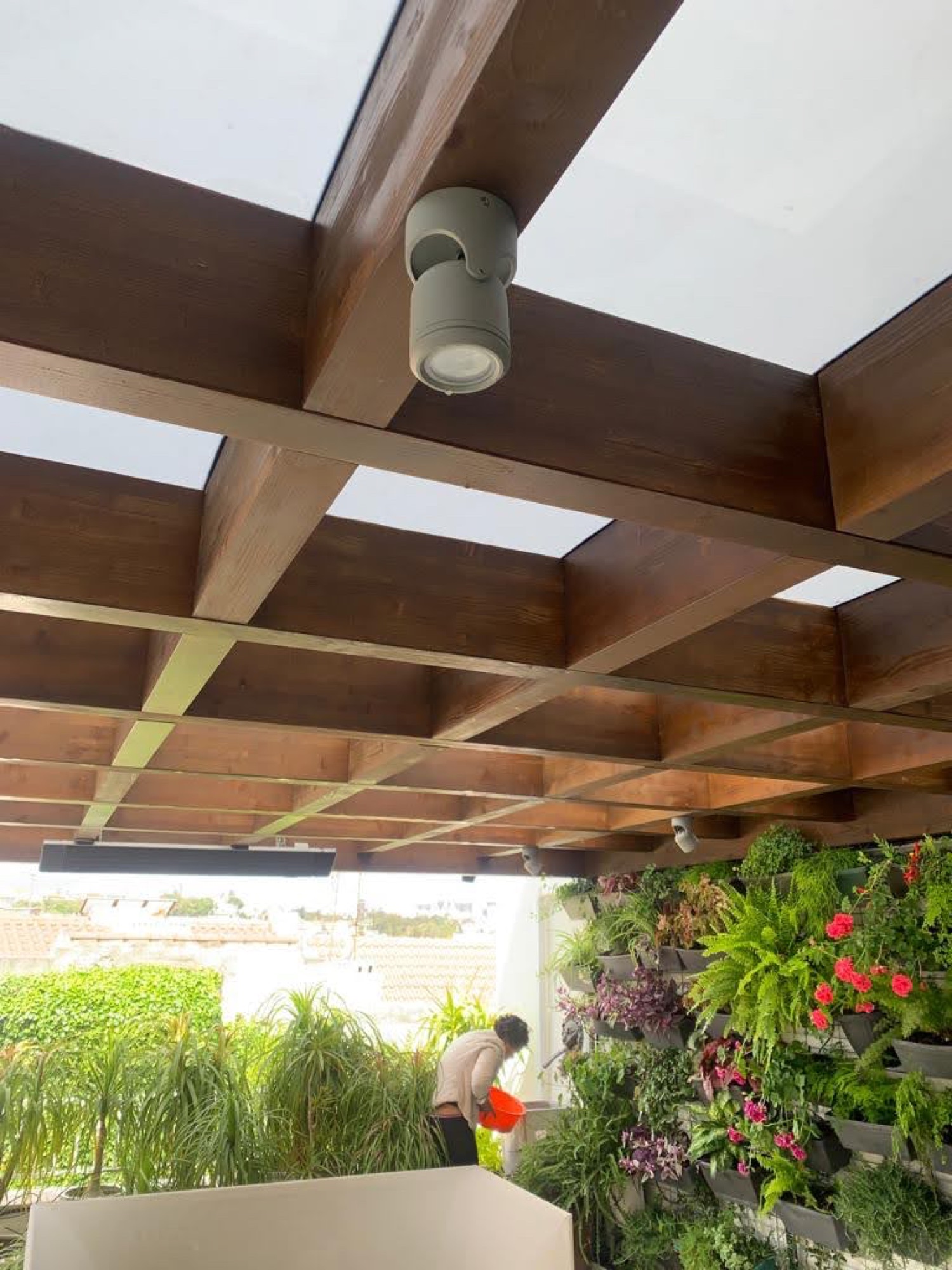 Cobertura em vigas de madeira com jardim vertical