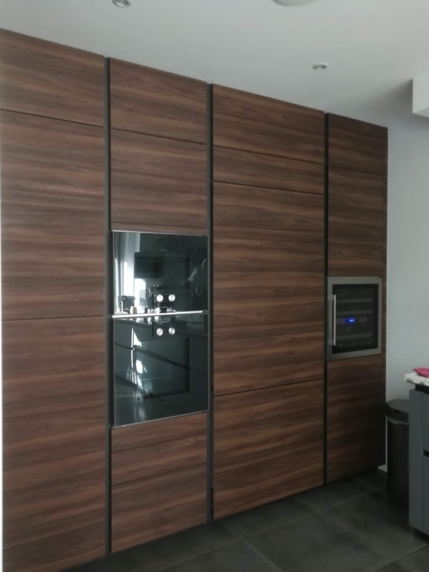 Armário de cozinha em madeira com forno embutido