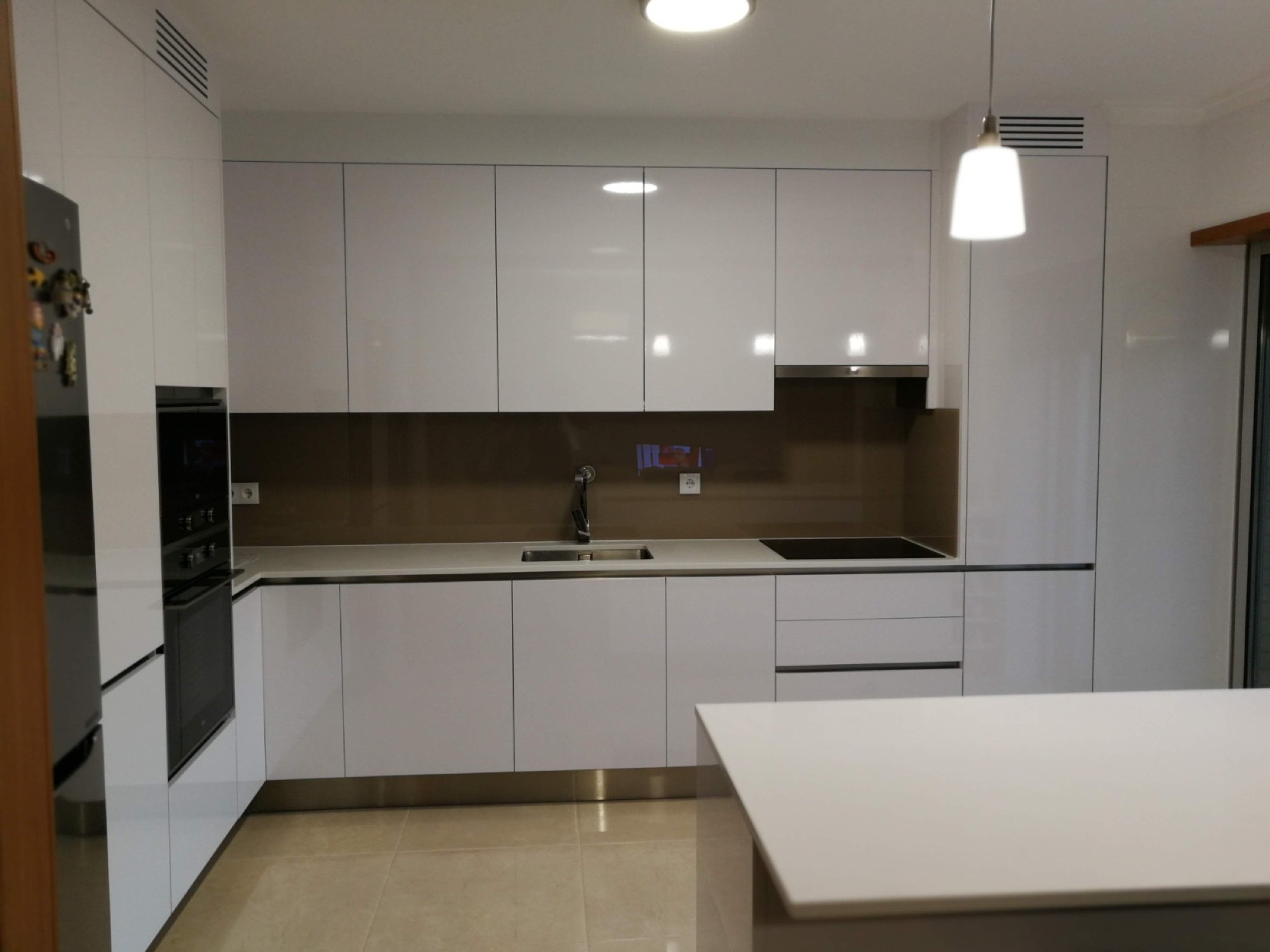 Cozinha branca em L com forno embutido