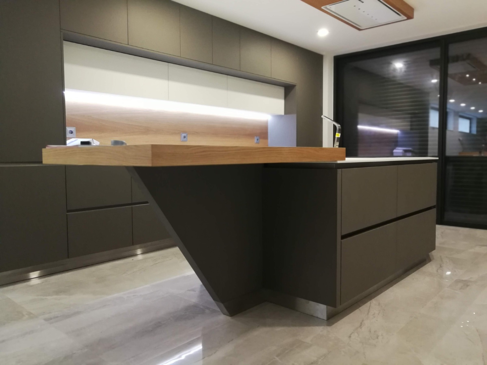 Ilha de cozinha escura com tampo em madeira