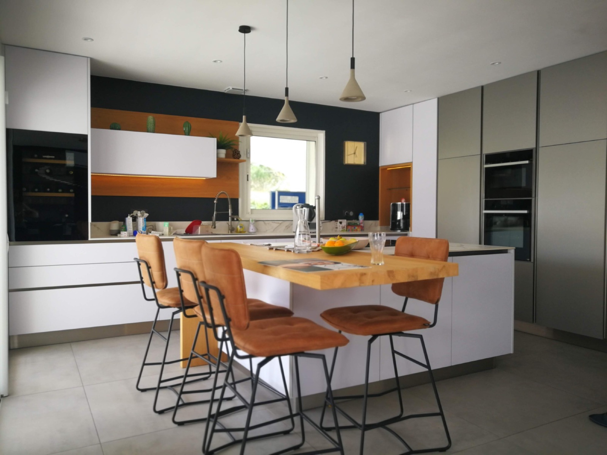 Cozinha moderna com ilha e cadeiras laranja