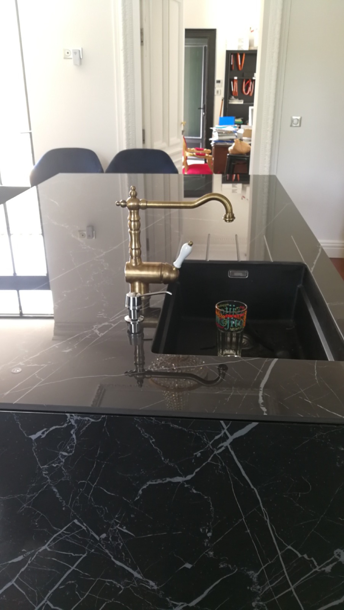 Lava-loiça preto com torneira dourada em mármore