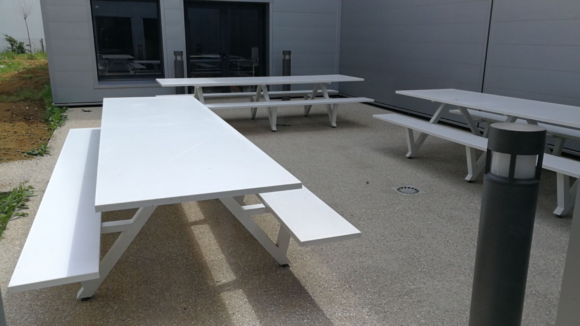 Mesas de piquenique brancas em exterior