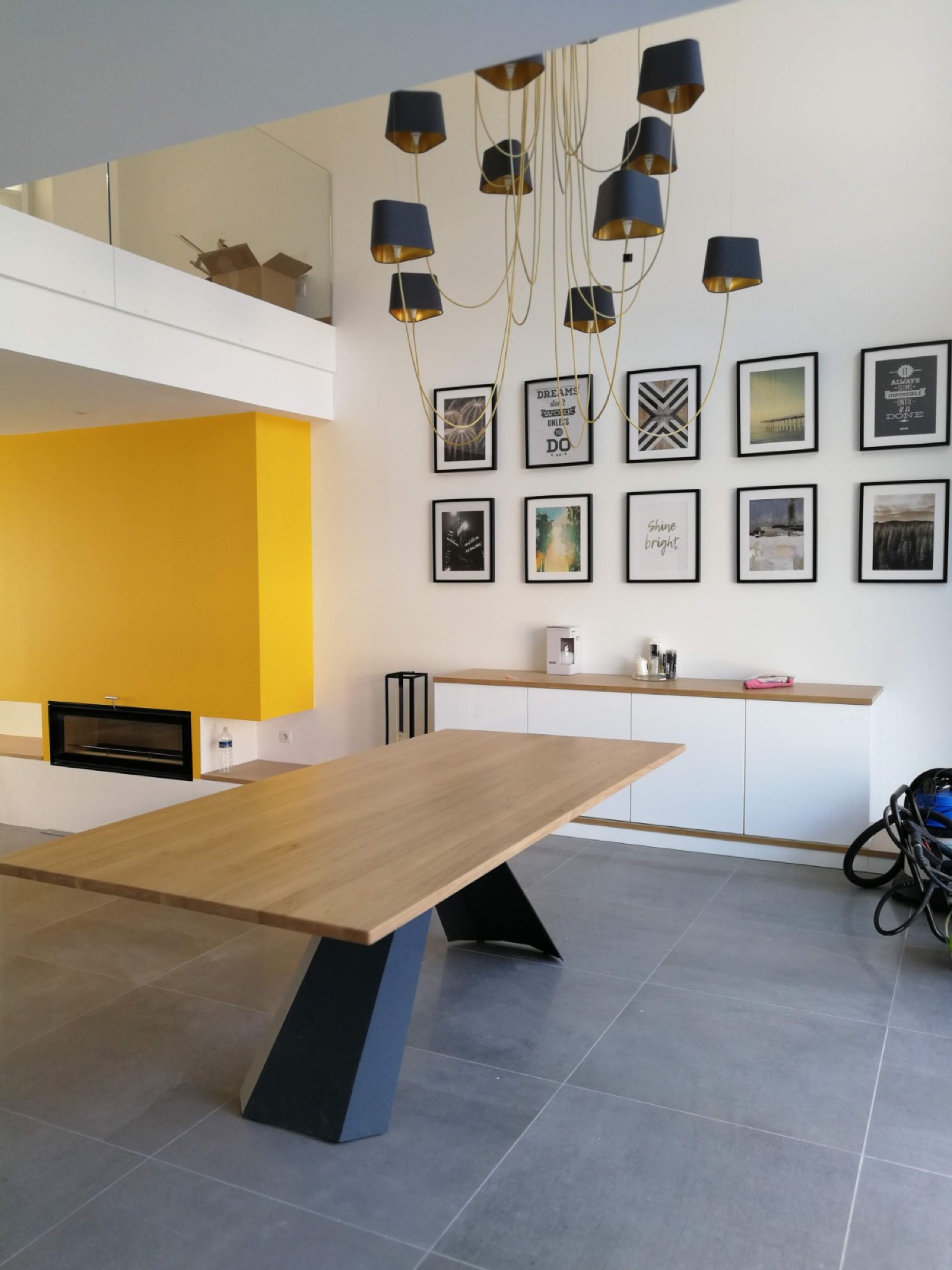 Mesa de jantar em madeira com base metálica