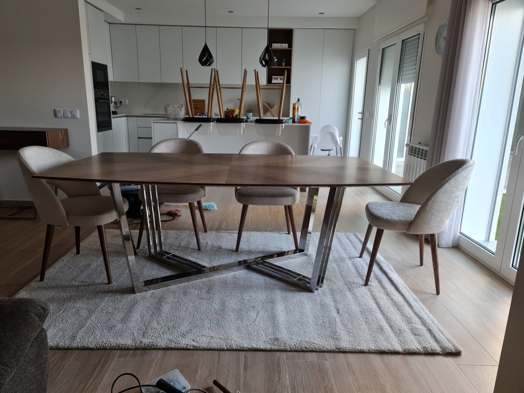 Mesa de jantar em madeira com base cromada