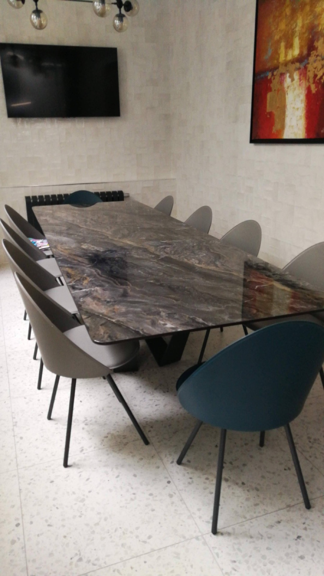 Mesa de reunião em mármore com cadeiras