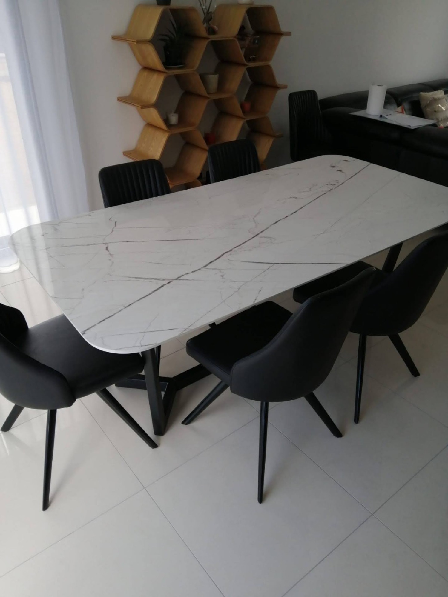 Mesa de jantar em mármore branco com cadeiras pretas