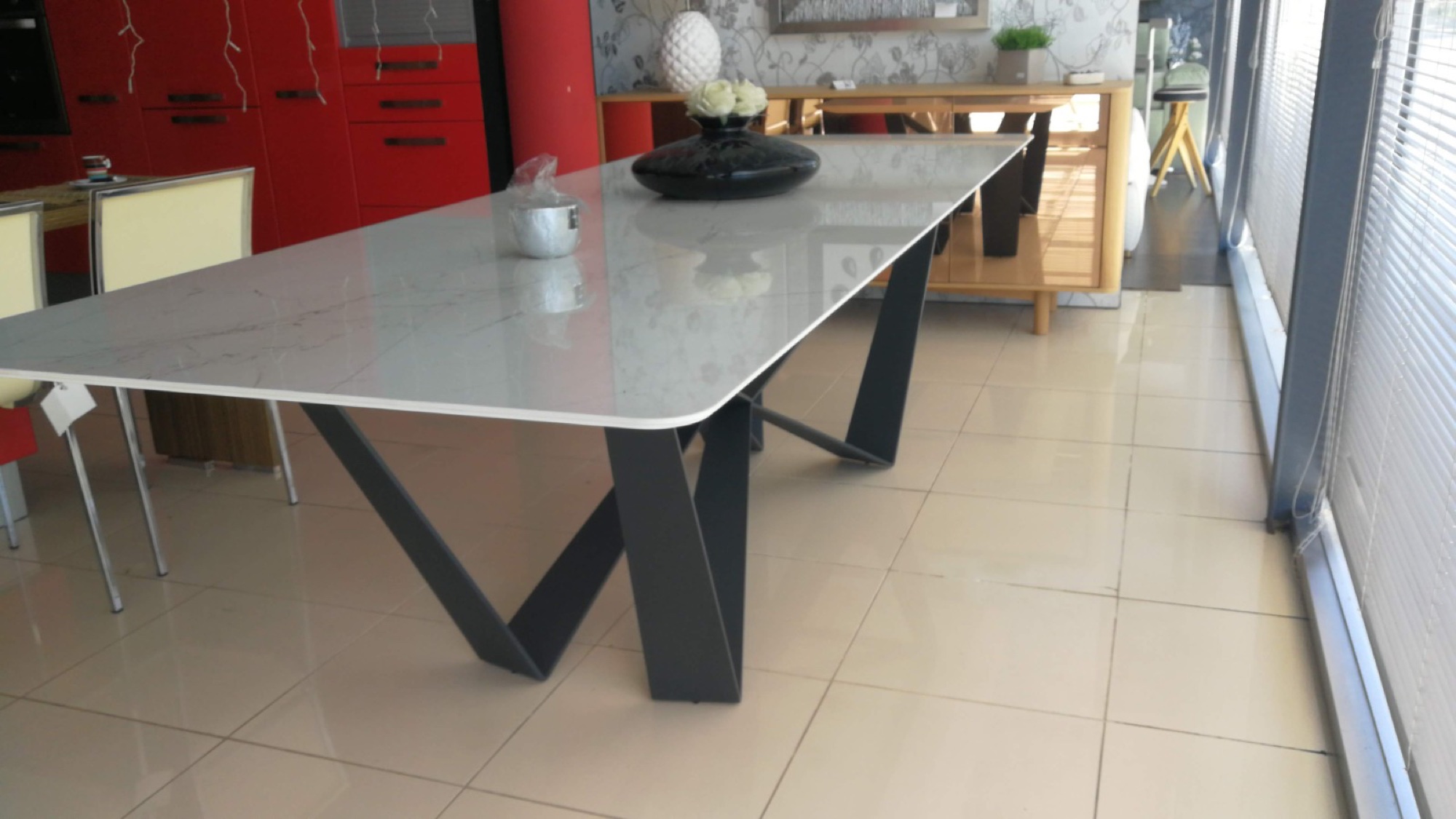 Mesa de jantar em mármore com pés pretos