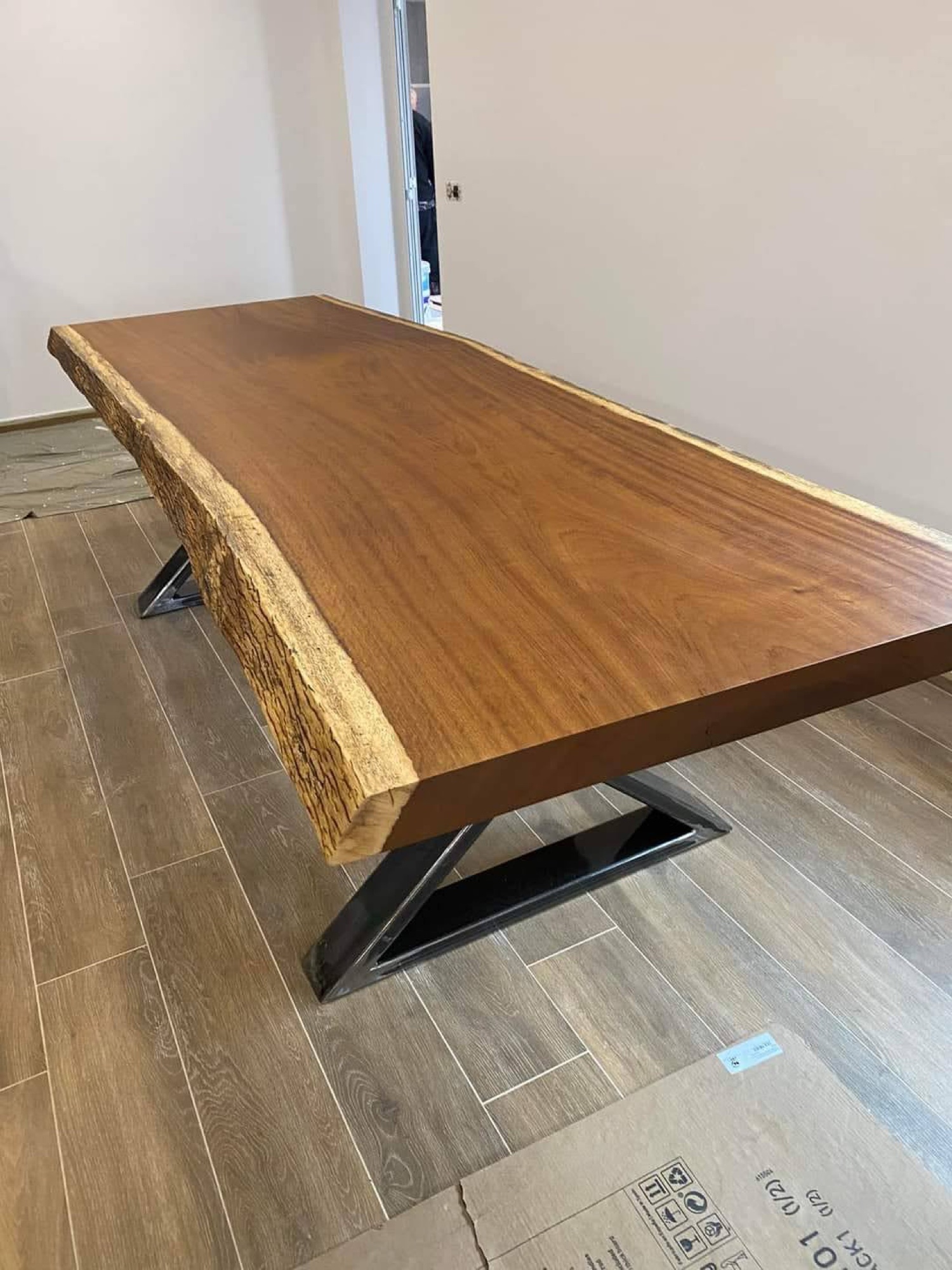 Mesa em madeira maciça com base metálica