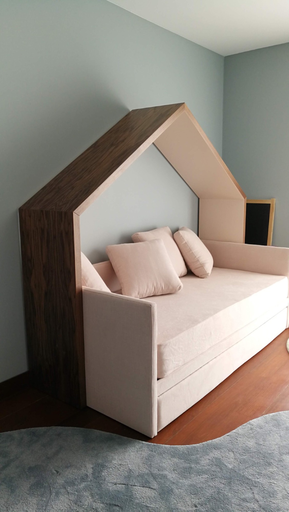 Cama infantil com estrutura em forma de casa