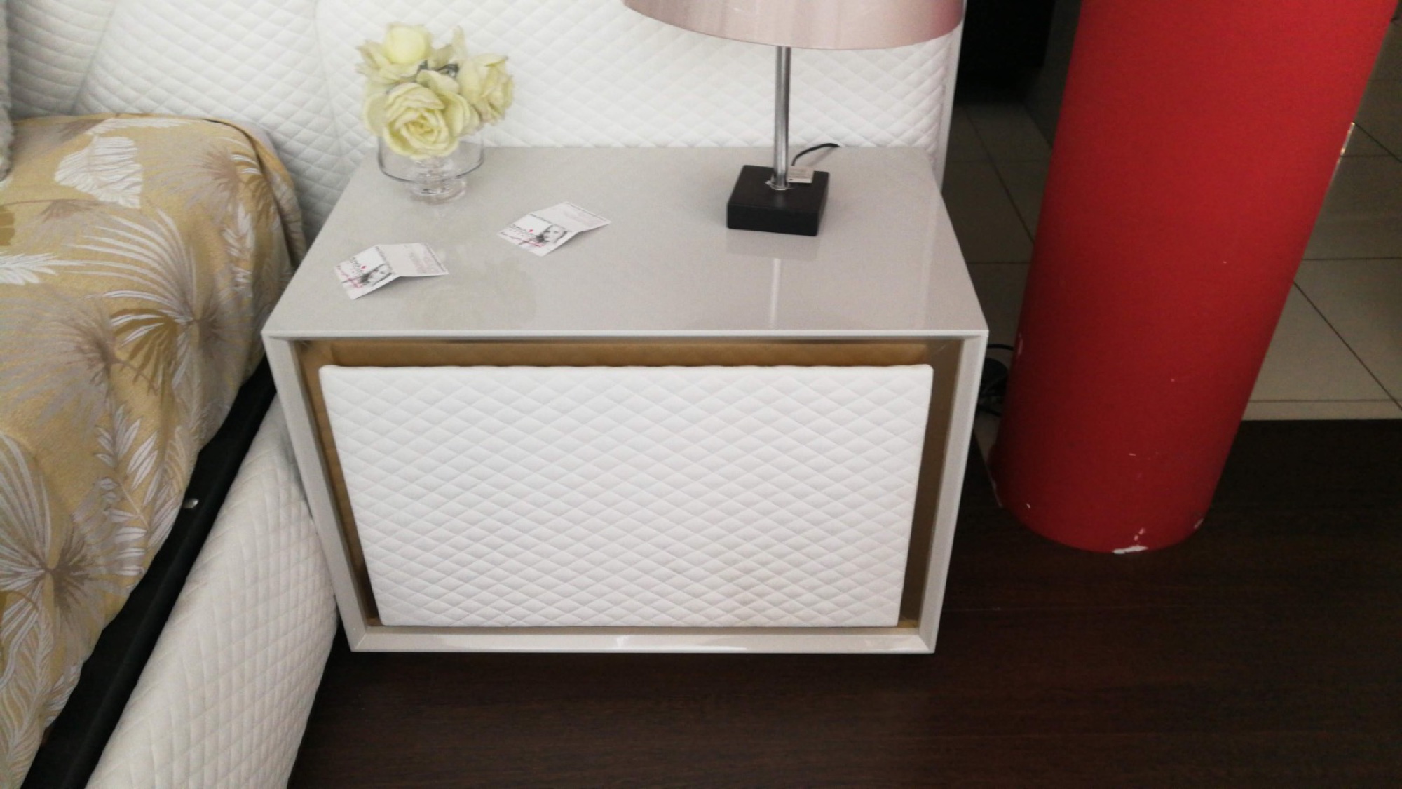 Mesa de cabeceira branca com candeeiro