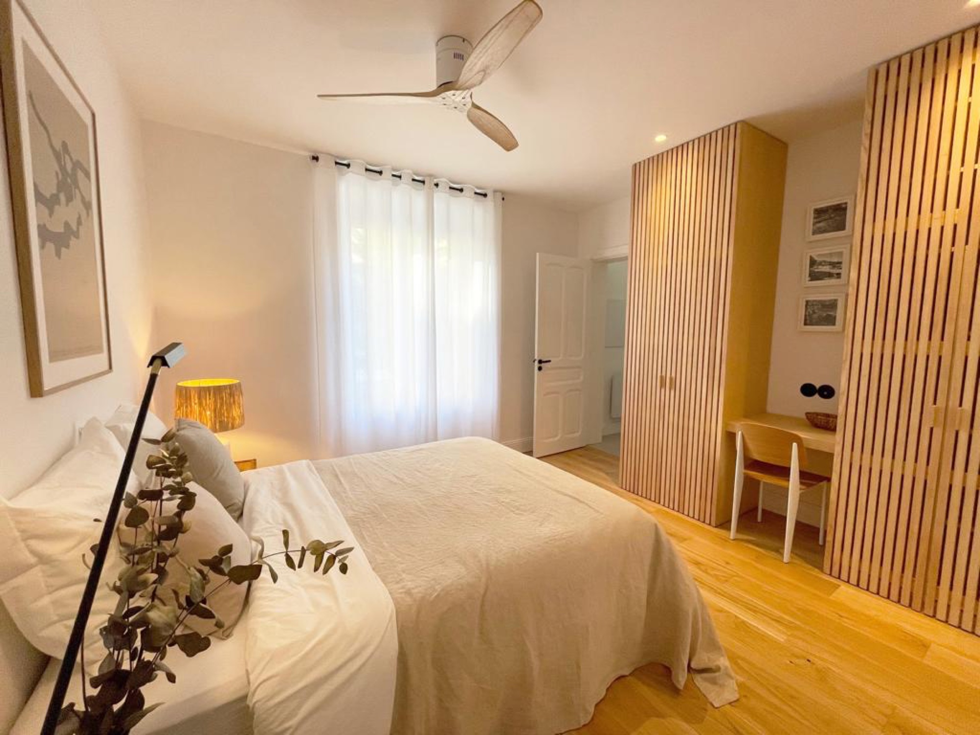 Quarto claro com painel ripado em madeira