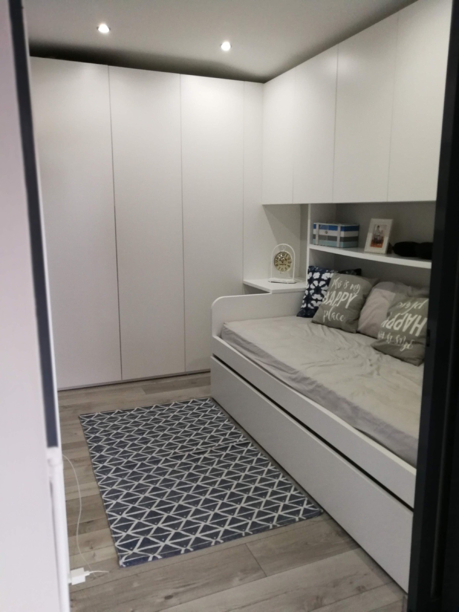 Quarto juvenil com roupeiro branco integrado