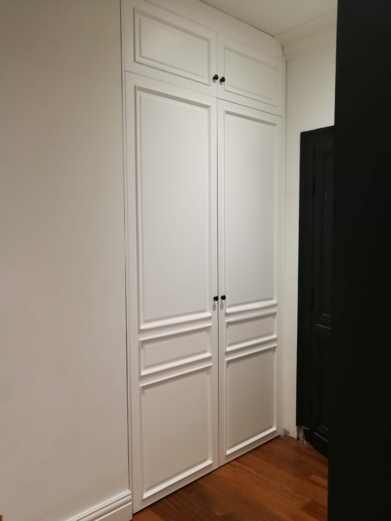 Roupeiro branco com molduras clássicas