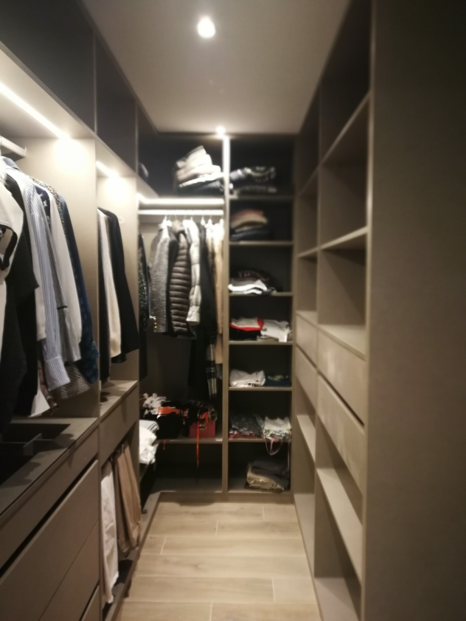 Closet walk-in com prateleiras iluminadas